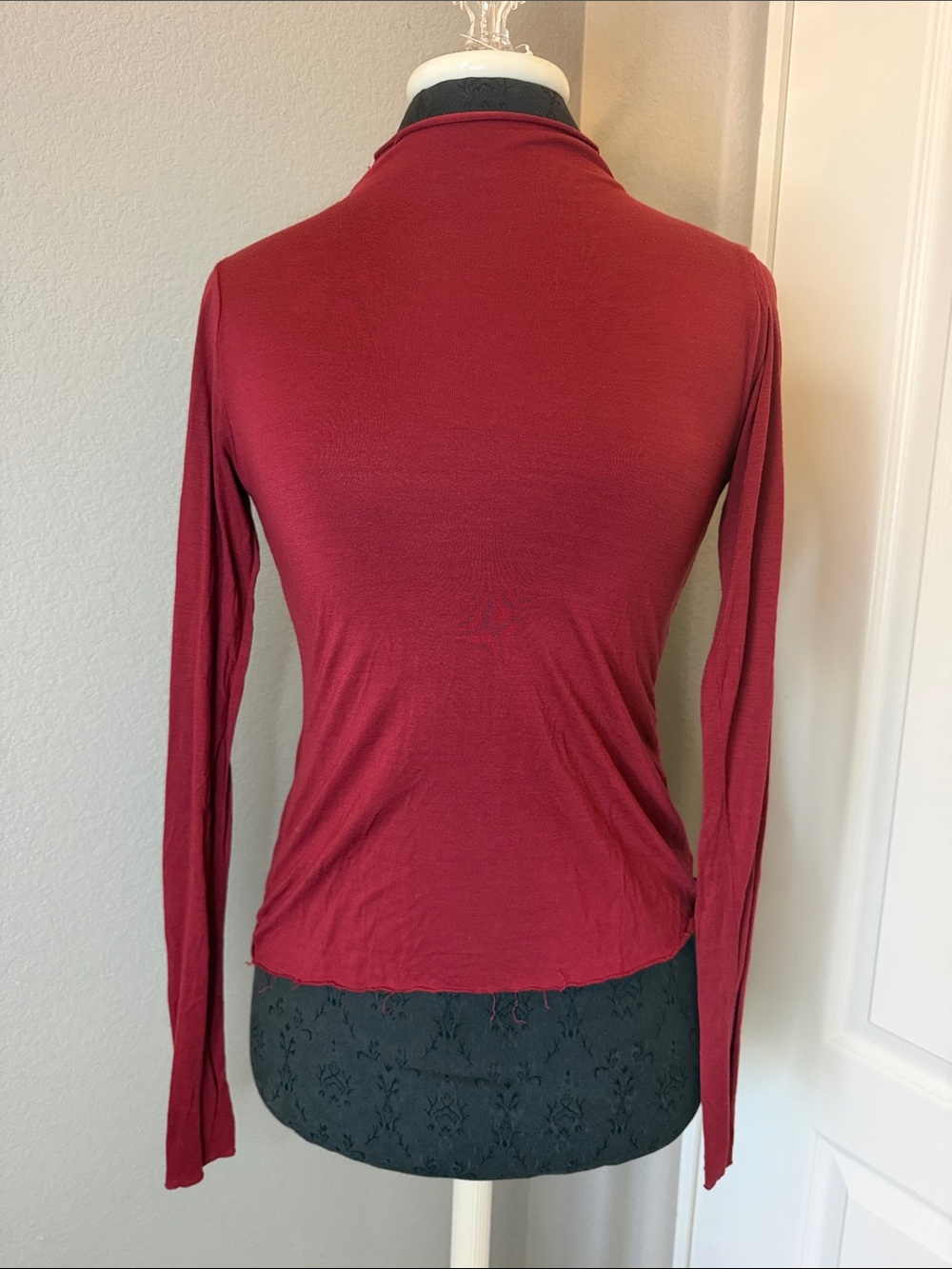 RIKI Slim Fit Long Sleeve Turtleneck Top in Deep Red Size XS